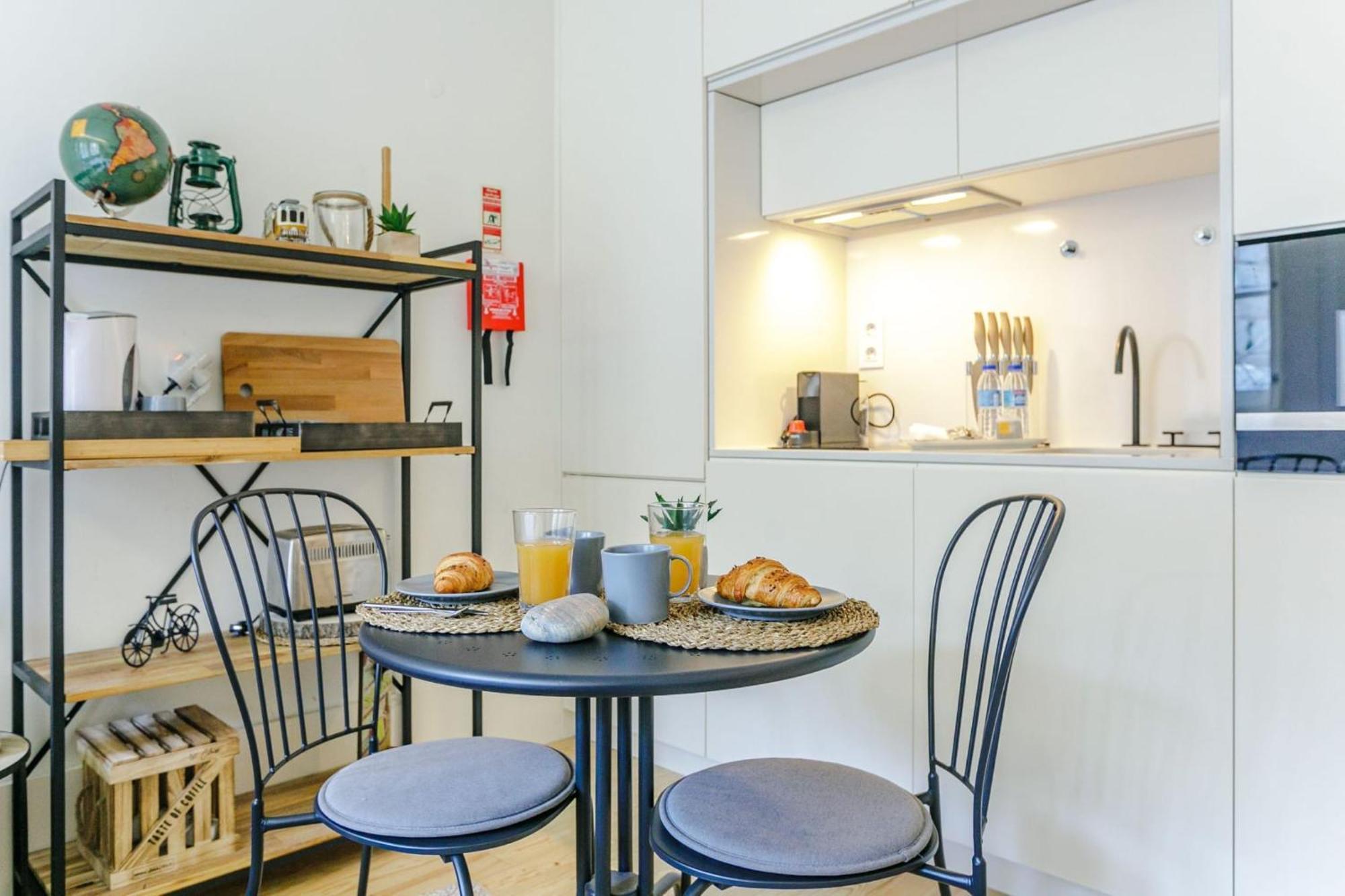 Door 65 - Historical Center Apartments ポルト エクステリア 写真
